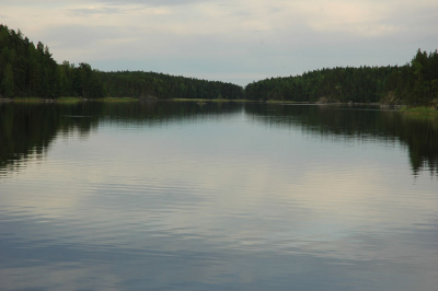 Nog een sfeerbeeld van onze reis vorig jaar. Rimpelloze baaien in het onmetelijk groot meer. Prachtig om tussen te kajakken

Ik hou persoonlijk van de weerspiegeling in het water (was ook mijn bedoeling om dat vast te leggen)