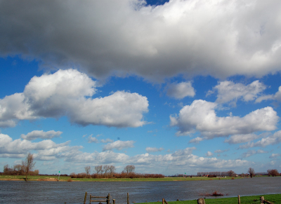 <i class='fa fa-user'></i> Kashmar | Dreigende lucht boven de IJssel  <i class='fa fa-eye'> 246</i>   <i class='fa fa-comment-o'> 8</i>