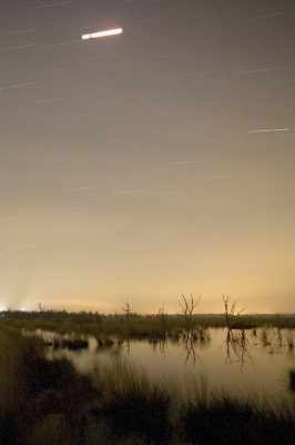 Gisteravond wilde ik de maansverduistering fotograferen. Helaas was het tot een uur of twaalf regenachtig en bewolkt, maar gelukkig trokken de buien naar verloop van tijd weg en werden de maan en sterren zichtbaar. Deze opname is gemaakt met een sluitertijd van meer dan 20 minuten. Bij het bekijken van dit soort opnamen zie je pas hoeveel lichtvervuiling er is (vooral linksonder). De velle streep is de maan. De andere strepen zijn sterren.

Gr

Hillebrand
www.pixus.nl

Gr

Hillebrand
www.pixus.nl