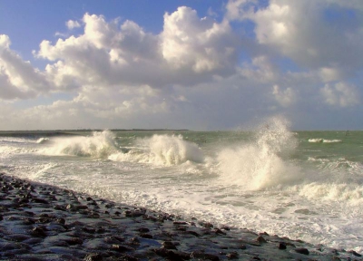 Op een stormachtige dag in de herfst van 2006 heb ik tussen de buien door een paar foto's gemaakt van dit machtige schouwspel. De Noordzee beukt op de Brouwersdam. Op de achtergrond ligt Schouwen.