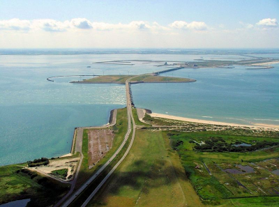 Een overzicht van de Stormvloedkering in de monding van de Oosterschelde, gezien vanaf de Schouwse zijde.
'k Had een keukentrapje meegenomen...........