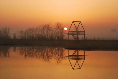 Opname van n van de kunstzinnige piknicplaatsen die Schouwen-Duiveland rijk is. Deze is te vinden tussen Renesse en Noordwelle.
De zon prikte juist door de ochtendmist heen en bij een temperatuur van om en nabij het vriespunt vond ik het te koud voor een picknick..........