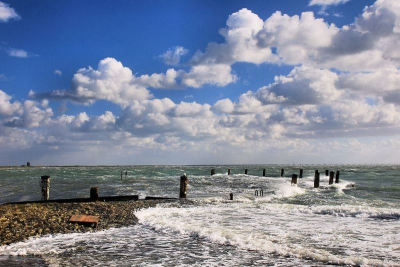 Het voormalige landbouwhaventje Flaauwers aan de zuidkust van Schouwen met het zicht op de Oosterschelde.
Afgelopen week was het springtij en in combinatie met een stormachtige NW-wind leverde dat o.a. dit beeld op
