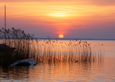 Bij deze zonsondergang heeft de zon een mooie ellipsvorm.