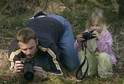 Samen met papa kikkers fotograferen.