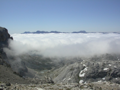 We begonnen met wandelen in de wolken en kwamen uiteindelijk boven de wolken op het eindpunt.
Je ziet hier duidelijk de wolkenlaag.
