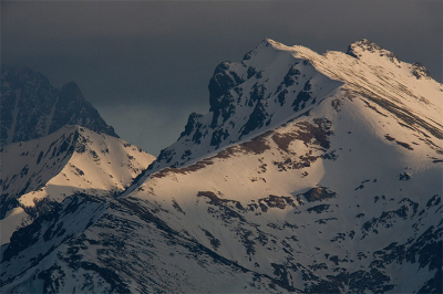 Vanf een ver gelegen punt konden we de nog besneeuwde toppen van het Tatra gebergte zien liggen. Toen de zon langzaam onderging en er wolken  rondt de top bleven hangen ontstond er een mooi contrast tussen helder/omfloerst en licht /donker.
Wel makkelijk zo'n 600mm tele !