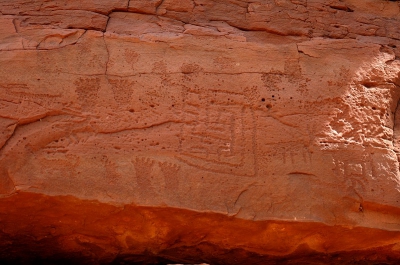Prehistorische inscripties in een rots.

Met de Nikon met 300mm uit de hand. (ze zaten vrij hoog)