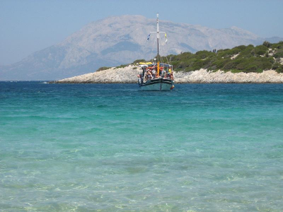 Dagje met boot mee naar priv strandjes. Op de achtergrond de hoogste berg van Griekenland, die zich op het vaste land van Griekenland bevindt.