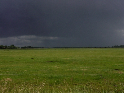 Tijdens een wandeling kwam ik deze dreigende weersituatie terecht. Vlak voordat het weer veranderde maakte ik deze foto