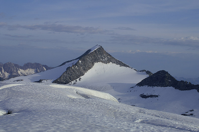 De zwarte punt heet Bachmayerspitz (3119 m.) en rechts zijn kleinere broer Schwarzhrnl (3099 m.) Op weg naar de Grossvenediger (3667 m.) Vertrokken om 05.00 uur en de zon zien opkomen. Rond 10.00 uur waren we op de top. Prachtig weer met dito uitzicht. Eenbeenstatief.