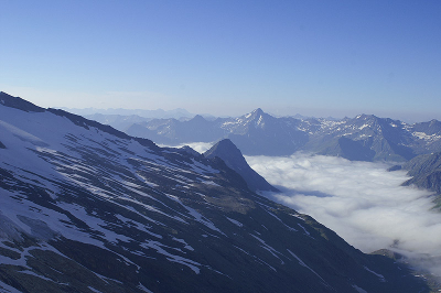 Vanuit de Essener Rostockerhtte richting de Maurer Trl (3108 m.). Prachtig vergezicht over het dal met een wolkendek. Onder dat wolkendek waren wij vertrokken rond 04.30 uur. Het was donker, koud en het regende. 
Op eenbeenstatief.