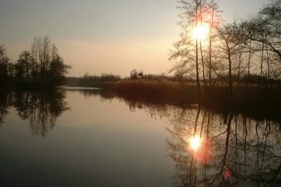 Aan het eind van de middag, zag ik de zon zakken boven dit gebied. Vond de weerspiegeling in het stille water wel mooi.