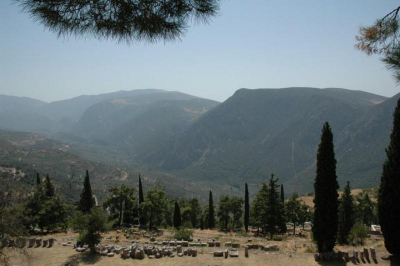 Het ruw-romantische landschap van de vallei van Delphi, aan de voet van de Parnassos.  Vlinders, bloemen, vogels, al wat je wil.  Met op de voorgrond nog iets van de archeologische site.