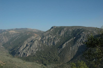 De mooie omgeving van het Griekse Delphi, waar vlinders en vogels zoals rotsklever en slangenarend schering en inslag zijn.
