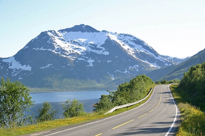 Landschap langs de E10 (de weg van Narvik naar de Lofoten) op het eiland Hinnya. EOS 300D + EF 17-85 IS.