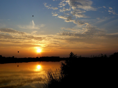 Mooie zonsondergang bij de IJssel in Deventer.
De luchtballonnen komen uit Apeldoorn.