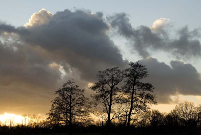 Dreigende wolken en donkere silhouetten en toch komt er licht door...