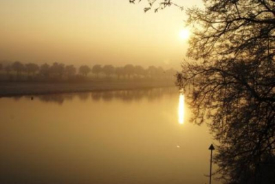 Maas bij Kessel in de winterzon