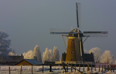 Korenmolen in Garderen na een nachtvorst