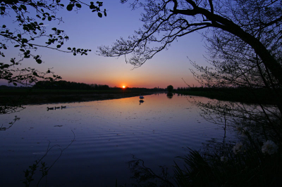 Mooie zonsondergang voorafgaand aan een koude nacht. Biltsegrift met het zicht op het KNMI.