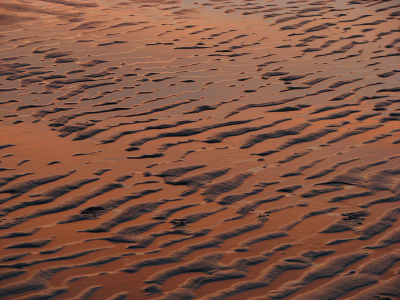 strand bij zonsondergang