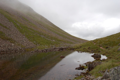 Globale opwarming is ook hier zichtbaar. Op de flanken van de berg links is normaal eeuwige sneeuw zichtbaar vanwege de expositie van de helling. In de Lairig Ghru pass ontspringt de Dee. De verschillende poelen worden ook wel the Pools of Dee genoemd.