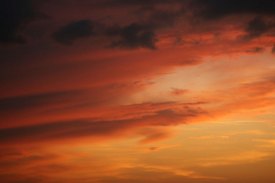 De zonsondergang blijft boeien. Zelf vind ik deze erg mooi door de overgang van de donkere wolk naar de lichte lucht.