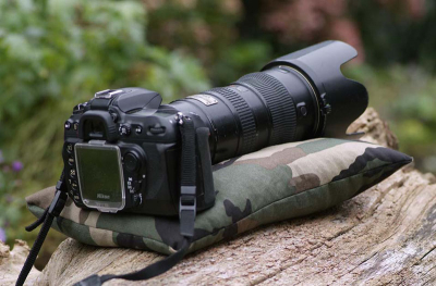 Beste Mensen,

Ik ben fotograaf van Dierenpark Emmen, Blijdorp, Ouwehands, Sea-life en Avifauna. Ook werk voor het WNF, ANP, WFA en veel uitgevers van tijdschriften, boeken.

Nou geef ik zo'n 30 cursussen natuur en dierentuin fotografie per jaar. En krijg vaak vragen over  de " rijstzak ".
Om een lang verhaal kort te maken, we hebben nu speciale rijstzakken laten maken voor al onze cursisten.
   
De Camerabag-polylight is een lichtgewicht " rijstzak " gevuld met een speciale selectie polystyreen korrels. Deze lichtgewicht korrels brengen het gewicht van de "rijstzak" enorm terug. 
Een "rijstzak" voor een spiegelreflexcamera weegt gemiddeld zo'n ��n tot twee kilo, de Camerabag-polylight/pro weegt maar 70 gram.

Dit model voor spiegelreflex camera�s, en al onze andere rijstzakken zijn te zien op:
www.rijstzak.nl     of    www.dierenfotografie.nl

Misschien kan ik jullie er ook blij mee maken.

Rob Doolaard