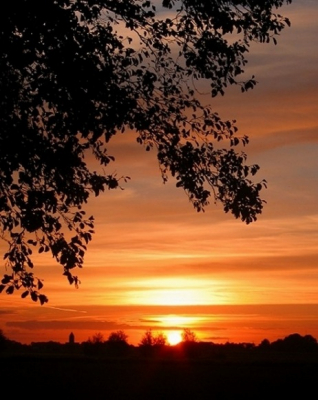 Zon ging onder boven Stedum
gezien vanuit Loppersum (zwarte Laantje)