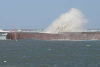 grote golven op zee bij de havenhoofden van scheveningen