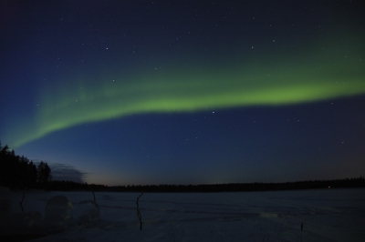 Vorige week voor het eerst dit fantastische verschijnsel gezien in een zeer koud (-20 C) Kuusamo, Finland (65 graden NB). Op 28 Februari werden door heel Scandinavie heen heldere Auroras gezien. Deze foto heb ik om ca 19 uur locale tijd genomen vlak na zonsondergang (30 sec exposure met statief, ISO400 F3.5 +3.0).