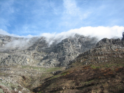 Aan het eind van de middag wordt de bovenkant van de Tafelberg vaak gehuld in wolken. Dit wordt, heel toepasselijk, het tafelkleed genoemd. Een raar natuurverschijnsel!