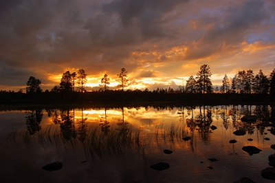 mooie weerspiegeling van ondergaande zon in zweden.. wij stonden met onze tent aan dit meer.. 1 van de vele mooie kampeerplekken tijdens onze 3 weekse kampeerreis door scandinavie