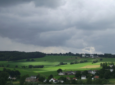 De zon breekt even door de wolken, en plaatst het Geuldal plaatselijk in de schijnwerpers.