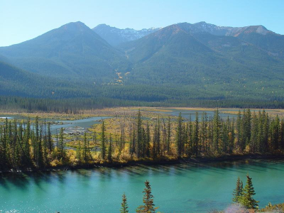 Mooie vlakte met bergen op de achtergrond. 
Toch een vraagje, de hele route door de Rocky Mountains scheen de zon erg fel zodat er op veel foto's een soort waas hangt, wat moet ik doen om dat te voorkomen? Graag jullie mening.