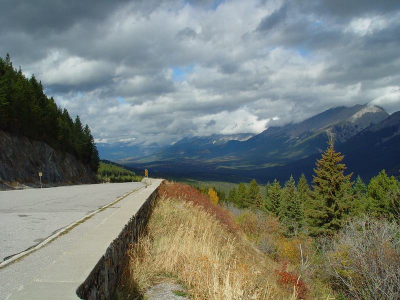 Door de herfst gekleurd landschap.
Helaas betrap ik mezelf erop dat ik te vaak een stuk weg/asfalt mee fotografeer, ik doe dat om meer diepte te krijgen maar het is toch jammer.