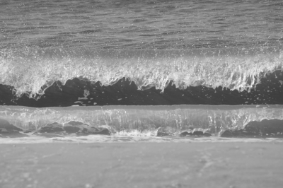 Gister prachtige golven op het strand gezien. Het mooie weer en de harde wind is een goede combinatie. Deze foto in zwart-wit geschoten en trof deze dubbele golf.