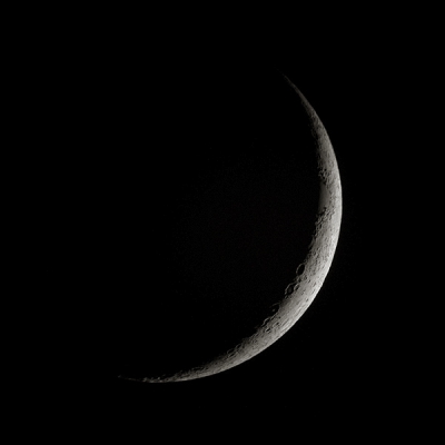 De maan is 's avonds mooi te zien als een fraaie toenemende sikkel. Ook kan je goed het asgrauw schijnsel zien, wat veroorzaakt wordt doordat de aarde licht naar de maan terugkaatst. Helaas is dat lastig te fotograferen zonder de sikkel sterk over te belichten. (Nikon P5000+Intes MK67)
