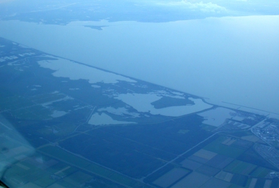 Als je over Nederland vliegt zie je pas echt de invloed van het water. Venen, dammen, eilanden, ...
De Oostvaardersplassen zien er van op 20000 voet zo uit ...