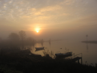 Boven de mist kwam de zon op als een rode bal. Dit gaf een iewat sinistere sfeer.