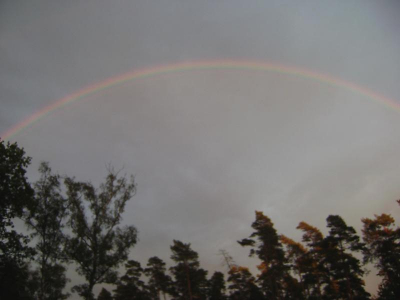 Oppeens kwam de regenboog mooi tevoorschijn. maar hij was binnen een paar minuten weer weg.