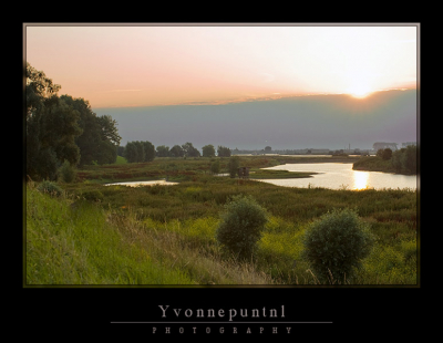 "s Ochtends om 6.30 uur bij zonsopgang. De zon kwam net over de wolken heen kijken.