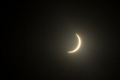 foto genomen door 2 laagjes "reddingsdeken" tijdens het maximum van de verduistering in Longyearbyen (93%)