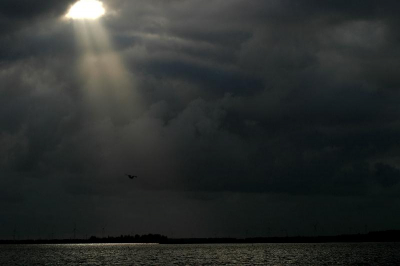 Gemaakt op het Veluwemeer. Door de stralen meer sterkte te geven, sterk gediafragmeerd. De vogel in vlucht was niet toeval, alleen had ik deze liever wat hoger gehad om de sfeer wat meer te accentueren. Tijd ong.19.50uur
Overigens mijn eertse foto op NP.