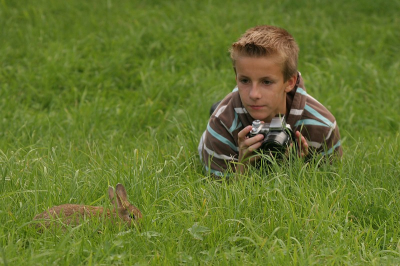 Hier een foto van een van de drie konijntjes. Ze zijn, zoals te zien, heel goed te benaderen. Hier mijn broertje met een konijntje.