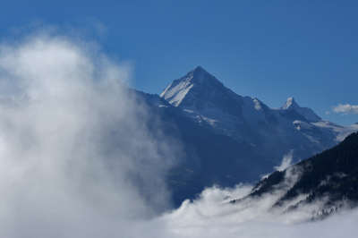 Zoals ik al bij de vorige foto schreef heel aparte wolkenluchten. Ook doordat je boven of middenin de wolken zit. Iemand tips oid. om de enorme afstanden beter in beeld te brengen? (De rechtse berg is de Matterhorn, 30km verder dan de plek vanwaar ik de foto nam. Hoe krijg je zoiets op de foto? Lastig!)