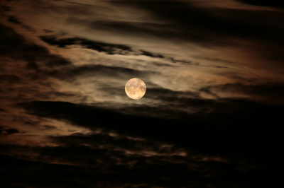 Een mooie felle volle maan. af en toe wat wolken er langs en met een langere sluitertijd geeft het een spookachtig gevoel..