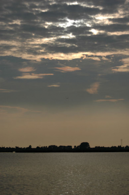 ik heb laatst met een boot door het wormer en jisperveldt gevaren, het begon al een beetje donker te worden, toen kwamen er gaten in de wolken en kreeg je dit effect