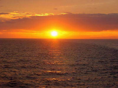 Ondergaande zon / Ondergaande zon op zee / -